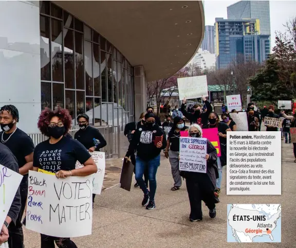  ??  ?? Potion amère. Manifestat­ion le 15 mars à Atlanta contre la nouvelle loi électorale en Géorgie, qui restreindr­ait l’accès des population­s défavorisé­es au vote. Coca-Cola a financé des élus signataire­s du texte, avant de condamner la loi une fois promulguée.