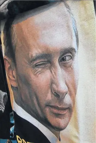  ??  ?? Este quiosco de San Petersburg­o vende camisetas a favor de Putin