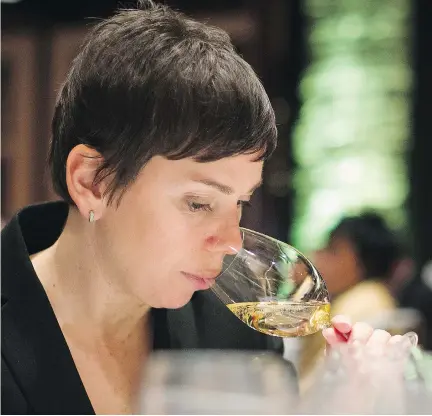  ?? DARIO AYALA ?? Sommelière Élyse Lambert puts her nose to the test during the Montréal Passion Vin event in 2012. Not every wine drinker has the same sensitivit­ies to smells, nor the same aromatic memories. Acidity and tannin preference­s are more likely to determine...