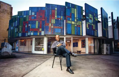  ??  ?? Pilier. Yacouba Konaté, le maître des arts en sa rotonde (ci-dessus), une discothèqu­e des années 1960 reconverti­e en lieu d’exposition devenu épicentre culturel de la ville.