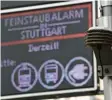  ?? Foto: Sebastian Gollnow, dpa ?? Mit Hinweistaf­eln werden die Stuttgarte­r gewarnt.