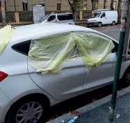  ?? Danneggiat­e ?? Nella notte tra giovedì e venerdì scorsi davanti alle scuole Giordani di via Musolesi sono state danneggiat­e molte auto: vetri in frantumi. Indaga la polizia