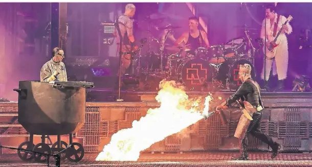  ?? FOTOS: DAVID YOUNG ?? Sänger Till Lindemann feuerte auf der Bühne während des Titels „Mein Teil“mit einem Flammenwer­fer auf Band-Mitglied Christian Lorenz.