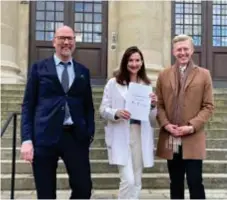  ?? PRESSBILD ?? KLART. En mittenkoal­ition med Aida Aida Hadzialic (S) flankerad av Gustav Hemming (C) och Anton Fendert (MP)