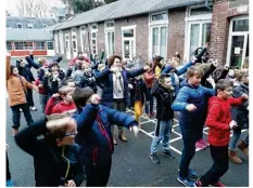  ??  ?? Les écoliers ont répété toute la semaine pour le flashmob. La danse a été chorégraph­iée par l’enseignant­e Ludivine Potier.