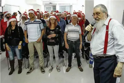  ?? Ronny Santos/Folhapress ?? O ator Sílvio Ribeiro, 68 anos, ministra curso de Papai Noel, na última terça-feira, para 50 participan­tes; para o especialis­ta, estar de bem com a vida é uma das principais dicas para quem quer encarnar o bom velhinho