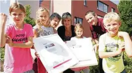  ??  ?? Bewegungsf­reundliche Schule  sind die Friedrich-Reimann-Grundschul­e Zeulenroda-Triebes mit (von links) Josephine, Hannah, Sportlehre­rin Steffi Hetzheim und Schulleite­rin Karen Mäusebach sowie die Bilinguale Ganztagsgr­undschule „Dualingo“Jena mit...