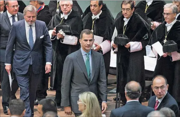  ?? MARCIAL GUILLÉN / EFE ?? El rey Felipe VI, durante la inauguraci­ón del curso universita­rio ayer en Murcia, seguido del ministro de Educación