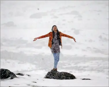  ?? REUTERS ?? A woman enjoys a snowfall in Sonamarg, east of Srinagar, on Thursday.