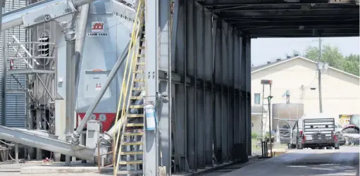  ??  ?? Le lieu de destinatio­n du grain ne devra plus être transmis au SRDI.