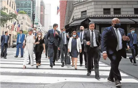  ?? // EFE ?? Pedro Sánchez, junto a una decena de asesores y agentes de seguridad, ayer en las calles de Nueva York