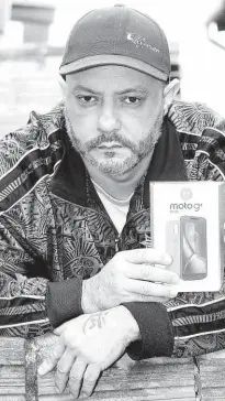  ?? Robson Ventura/Folhapress ?? Edson Vieira Barbosa relata que aceita somente que a Motorola devolva a grana paga pelo telefone