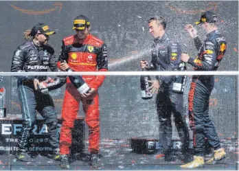  ?? FOTO: JIM WATSON/AFP ?? Lewis Hamilton (links) feiert zusammen mit dem WM-Führenden und Sieger des Grand Prix von Kanada Max Verstappen (rechts) sowie Carlos Sainz Junior (Zweiter von links).