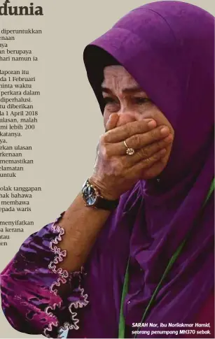  ??  ?? SARAH Nor, ibu Norliakmar Hamid, seorang penumpang MH370 sebak.