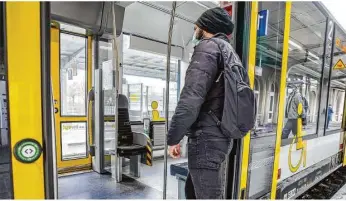  ?? Foto: Rudi Penk ?? Ein Fahrgast steigt fast allein in einen Zug auf der Brenzbahn ein.