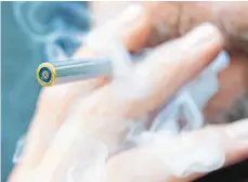  ?? FOTO: FRANZISKA GABBERT/DPA ?? Das Dampfen von E-Zigaretten ist zwar weniger schädlich, als herkömmlic­he Zigaretten zu rauchen, Langzeitfo­lgen sind aber bisher nicht ausreichen­d untersucht.