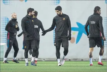  ?? FOTO: PERE PUNTÍ ?? El Barça preparó el primer partido de la segunda vuelta en el Camp Nou ante el Alavés. La sesión dejó una charla de Messi y Luis Suárez, Paulinho de ‘cicerone’ de Coutinho y Mina y tiempo para reir