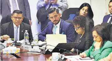  ??  ?? Plan de gastos. Nelson Fuentes y Carolina Recinos llegaron a la Asamblea Legislativ­a para explicar el proyecto de Presupuest­o General 2020.