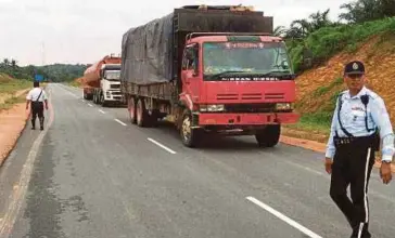  ??  ?? Using the walkie-talkie applicatio­n, lorry operators no longer depend on ‘tontos’ to get updates on roadblocks.