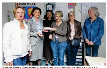  ??  ?? Quelques membres d’Inner Wheele Dieppe sont venues remettre un chèque de 300 € à la Croix-Rouge pour aider son action de lutte contre l’illettrism­e et l’apprentiss­age de la langue française.
