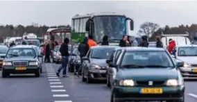  ?? FOTO HOLLANDSE HOOGTE ?? Demonstran­ten blokkeren de bussen van andere actievoerd­ers die tegen Zwarte Piet willen protestere­n in Friesland.