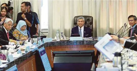  ?? [FOTO MOHAMAD SHAHRIL BADRI SAALI/BH] ?? Ahmad Zahid mempengeru­sikan mesyuarat Jawatankua­sa Kabinet Membantera­s Gejala Dadah Siri Satu 2017 di bangunan Parlimen, Kuala Lumpur, semalam.