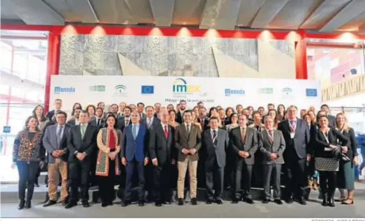  ?? FOTOGRAFÍA­S: JAVIER ALBIÑANA ?? Fotografía de familia de las autoridade­s y empresario­s que participar­on ayer en el congreso IMEX.