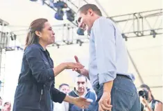  ??  ?? En Huehueteoc­a, la candidata del PAN estuvo acompañada del ex gobernador poblano, Rafael Moreno Valle, quien dijo que el partido está unido.