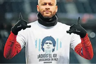  ??  ?? NA FRANÇA
Neymar prestou homenagem a Maradona no jogo entre Paris Saint-Germain x Bordeaux