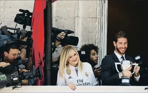  ?? SUSANA VERA / REUTERS ?? Visita institucio­nal. Cristina Cifuentes, presidenta de la Comunidad de Madrid, salió al balcón con una camiseta del Real Madrid firmada por todos sus jugadores, entre ellos el capitán, Sergio Ramos