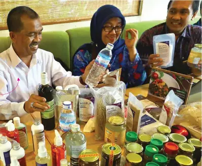  ?? DIPTA WAHYU/ JAWA POS ?? TEGAS: BBPOM menyita 2.806 produk makanan yang tidak berizin edar dari D’Natural Store and Resto.