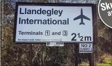  ?? ?? Wer dem Hinweis folgt, landet nach der angegebene­n Distanz von 2,5 Meilen nicht an einem Flughafen, sondern an einem Feld außerhalb der Ortschaft Llandegley.