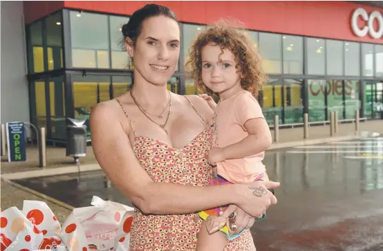  ?? Picture: EVAN MORGAN ?? GOOD THING: Bushland Beach resident Christina Smith with Paityn, 3, is looking forward to the service station developmen­t ( below).