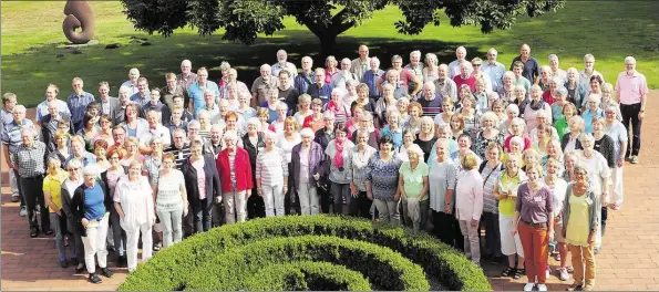  ?? BILD: KIRCHENGEM­EINDE ?? Trafen sich bei bestem Wetter in der katholisch­en Akademie Stapelfeld, um für das Paulus-Oratorium zu proben: Sängerinne­n und Sänger der Kantorei der Alexanderk­irche, des Chors für geistliche Musik Oldenburg und der Braker Kantorei im Garten des...