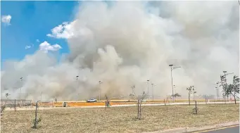  ?? ?? En el barrio Santa Ana de Asunción también se produjo un gran incendio por la quema de basura.