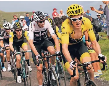  ?? FOTO: AP ?? Zunge raus: Der als Teamkapitä­n angetreten­e Brite Chris Froome (2.v.r.) muss gegen seinen Landsmann und Teamkolleg­en Geraint Thomas (r.) abreißen lassen. In den Pyrenäen büßte Froome Rang zwei in der Gesamtwert­ung ein.