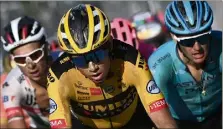  ??  ?? Fortissimo sur les Strade Bianche, Wout Van Aert peut rêver d’un retentissa­nt doublé à Sanremo. (Photo AFP)