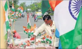  ?? ANI ?? A vendor sells Indian flags near the Samta Mulak crossing in Lucknow ahead of 75th Independen­ce day celebratio­n, on Friday.