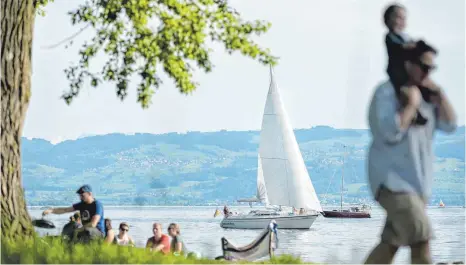  ?? FOTO: DPA/FELIX KÄSTLE ?? Der Tourismus am Bodensee boomt. Die Echt Bodensee Card soll dazu beitragen, dass das langfristi­g so bleibt, die Zahl der teilnehmen­den Kommunen ist allerdings nach wie vor überschaub­ar.
