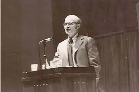  ?? STAFF FILE ?? John Barth reads from what was then his most recent novel,“Chimera,”at the author’s college in 1974.