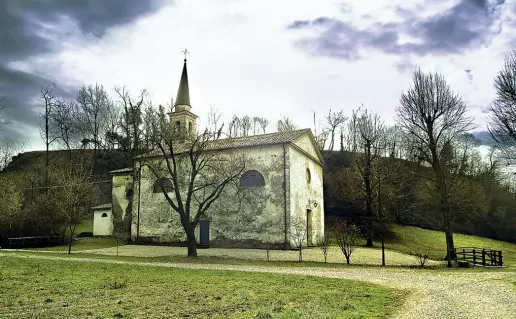  ??  ?? Medievale Nell’immagine la chiesetta del 1200 dedicata a Sant’Anna che sorge a Susegana, nel Trevigiano, nella foto sotto don Stefano