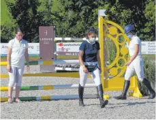  ?? FOTO: KHB ?? Reitturnie­re sind im Sommer möglich – unter Auflagen wie dem Tragen eines Mund-Nase-Schutzes bei der Parcoursbe­sichtigung (hier in Öpfingen).