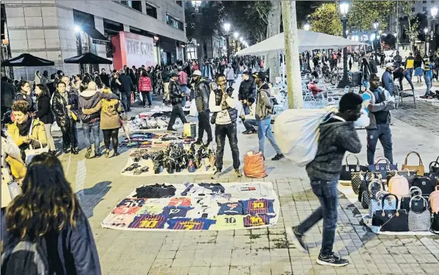  ?? ÀLEX GARCIA ?? Mercadillo de invierno. En estas fechas muchos vendedores ambulantes abandonan el paseo Joan de Borbó para instalarse en la plaza Catalunya