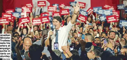  ?? REUTERS ?? Canadian Prime Minister Justin Trudeau greets his supporters at his campaign sortie in Ontario on Saturday.