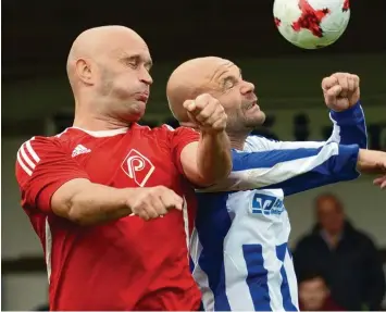  ?? Foto: Xaver Habermeier ?? Augen zu und durch: Auch die beiden Spielertra­iner Dirk Baier (links/Oberhausen) und Iwo Sommer (rechts/Sinning) schenkten sich nichts.