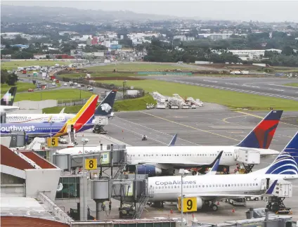  ?? 27 aerolíneas hicieron ajustes en sus vuelos en el Aeropuerto Internacio­nal Juan Santamaría. Esteban Monge/La República ??