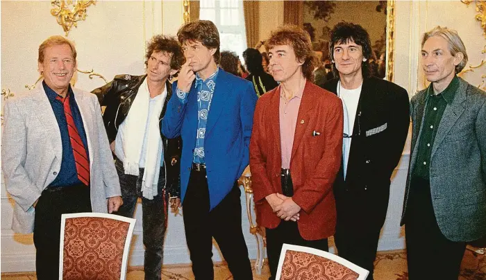  ?? FOTO PROFIMEDIA ?? Devadesátk­y po hudební stránce začaly v okamžiku, kdy v srpnu 1990 na pražském Strahově vystupoval­i Rolling Stones. Přijal je tehdy i prezident Václav Havel.
