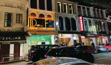  ??  ?? Eateries in the shophouses along Mosque Street in the evening