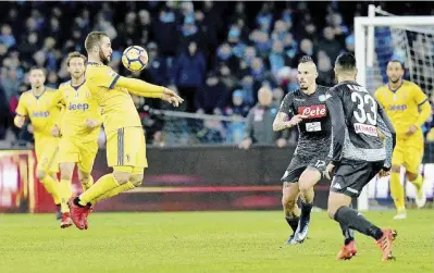  ?? Ansa ?? Higuaín segna il gol decisivo per la Juventus A destra, Sarri e Allegri