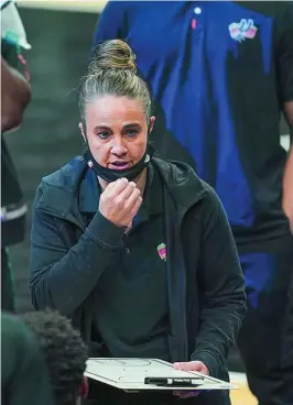  ?? REUTERS ?? Becky Hammon es la primera mujer que ha ejercido de entrenador­a jefe en la NBA